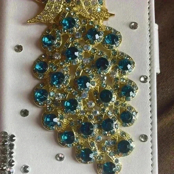 Stunning iPhone 7 peacock phone case. The phone case has a magnetic closure. - Picture 2 of 5